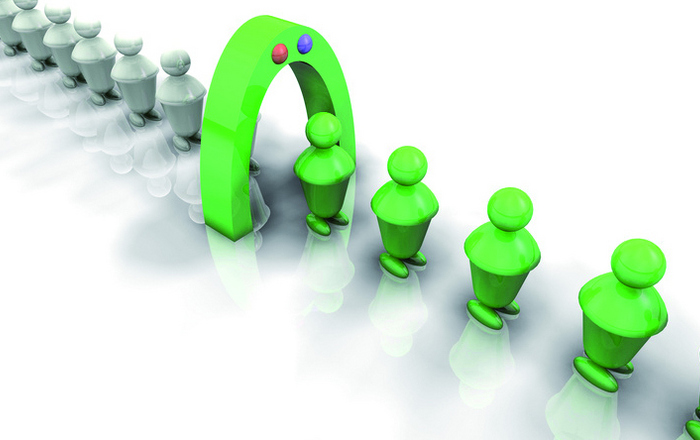 graue Figuren gehen durch eine Schleuse und sind anschließend grün