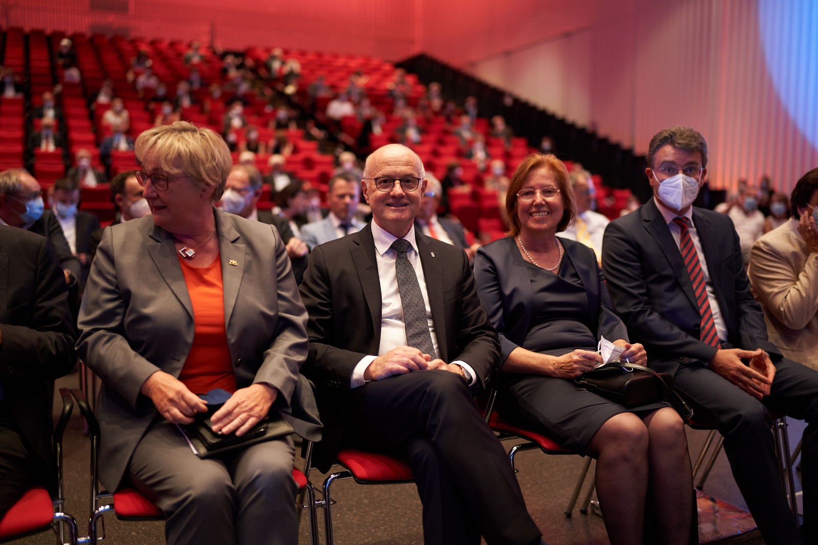 Theresia Bauer, Ministerin für Wissenschaft, Forschung und Kunst des Landes Baden-Württemberg, Winfried Lieber mit Ehefrau Petra und Thorsten Erny, Bürgermeister Gengenbach, (von links) sitzen in der Oberrheinhalle in der ersten Stuhlreihe. 