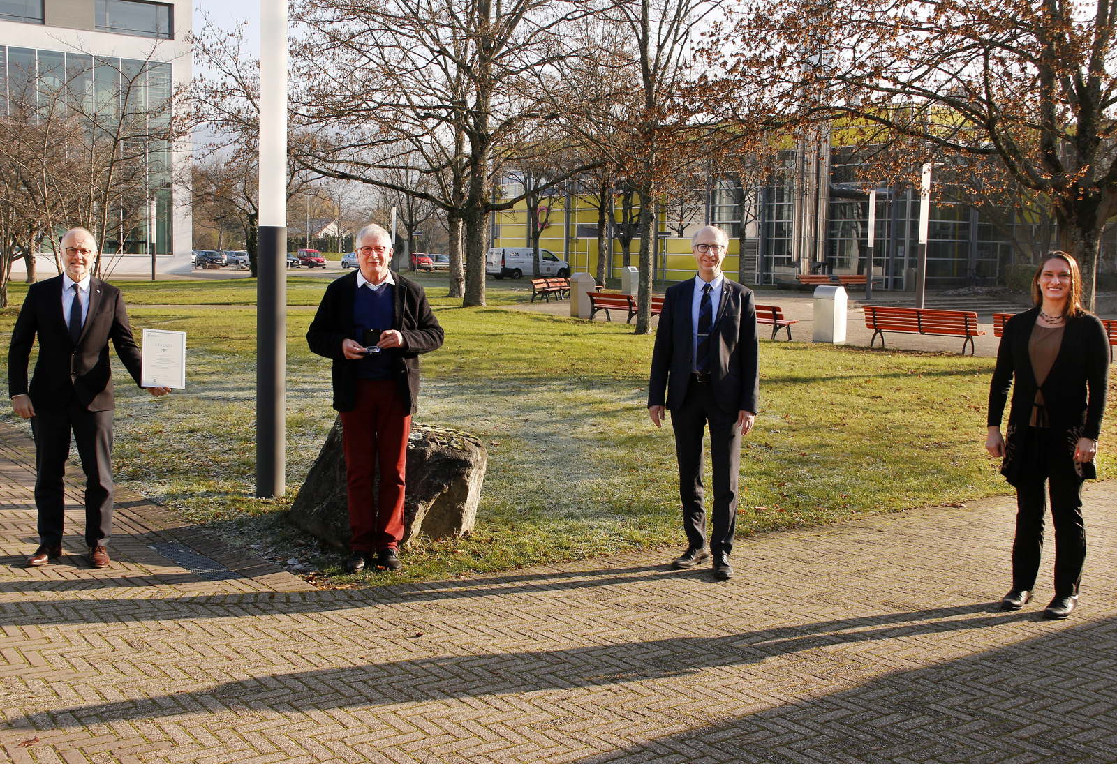 Rektor Prof. Dr. Winfried Lieber überreichte Franz Roser, dem Leiter des Senior Services, im Beisein von Prorektor Prof. Dr. Andreas Christ und Lydia Schindler, Mitarbeiterin der Graduate-School, Urkunde und Ehrenmedaille (von links).   