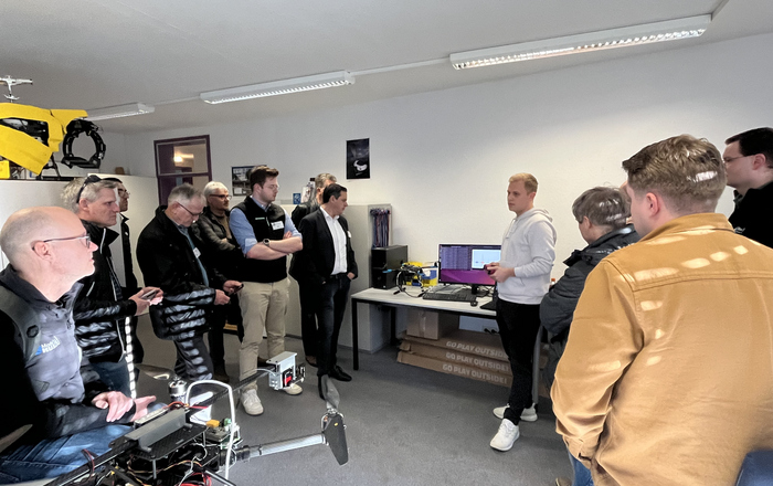 Menschen in einem Raum mit Drohnen