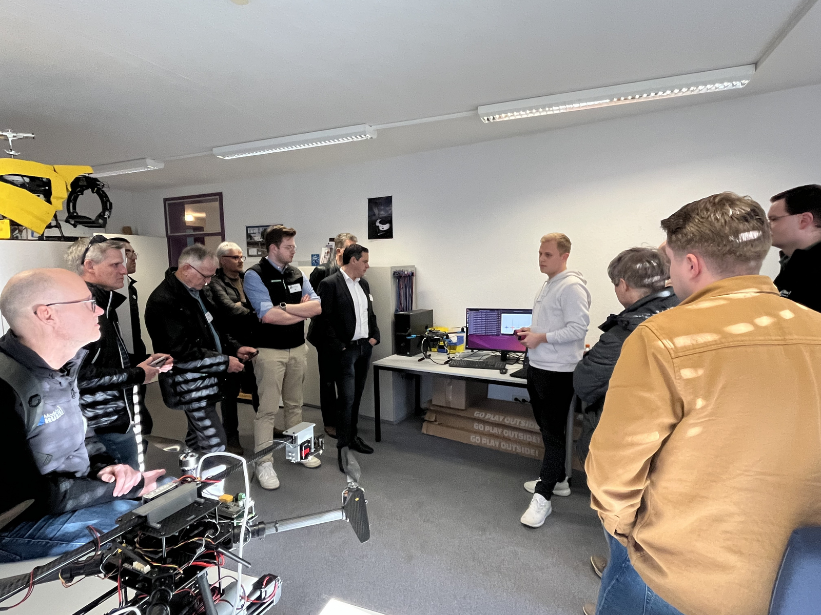 Menschen in einem Raum mit Drohnen