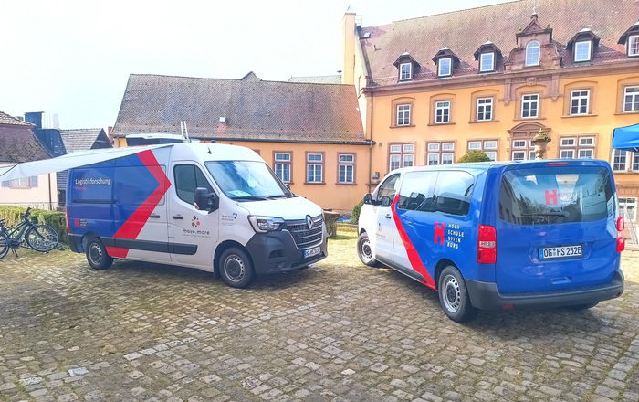 Das mobile Logistik-Labor und das Transfer-Mobil auf dem Campus Gengenbach