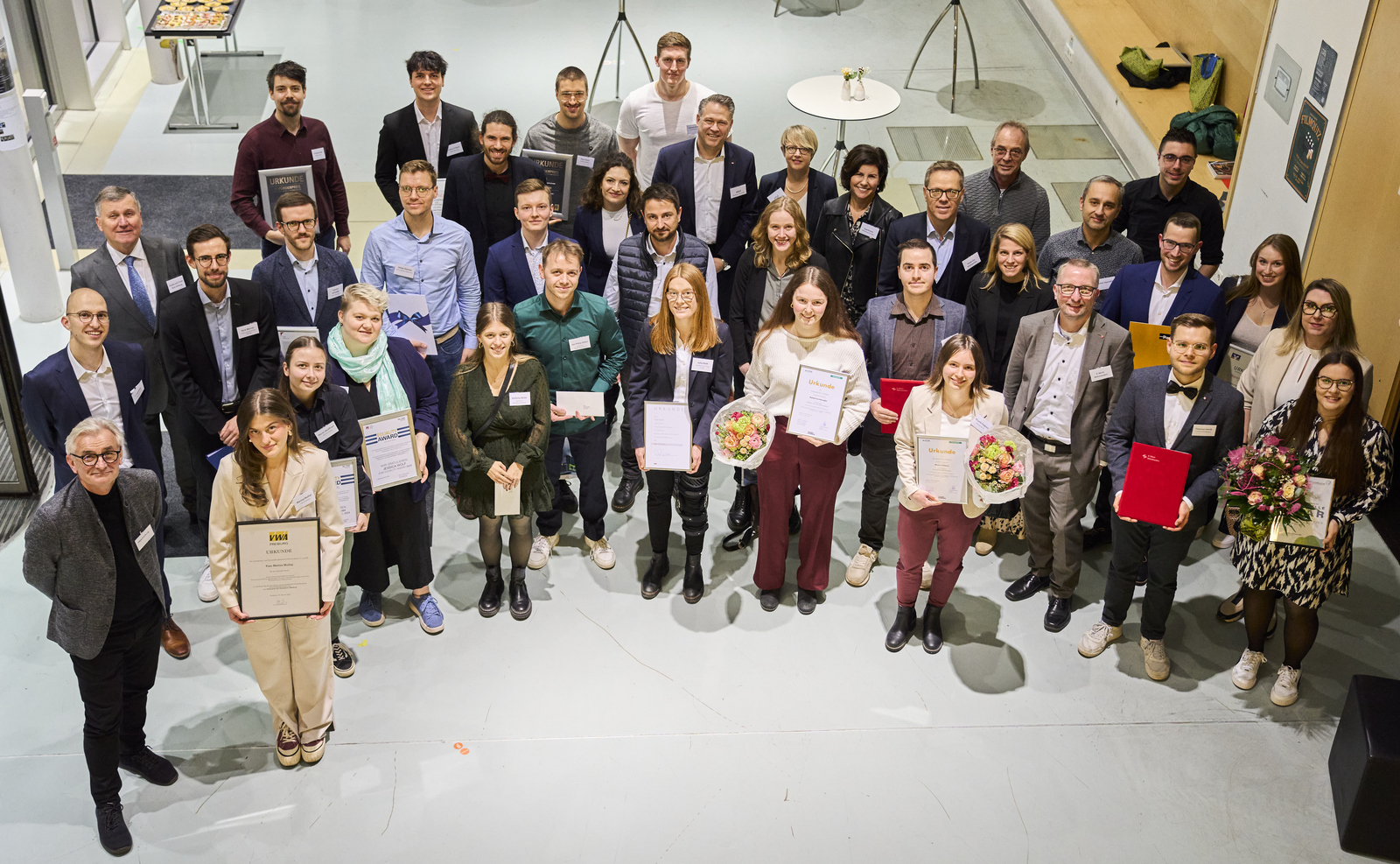 Gruppenfoto der Preistragenden und Stiftenden im Foyer D von oben