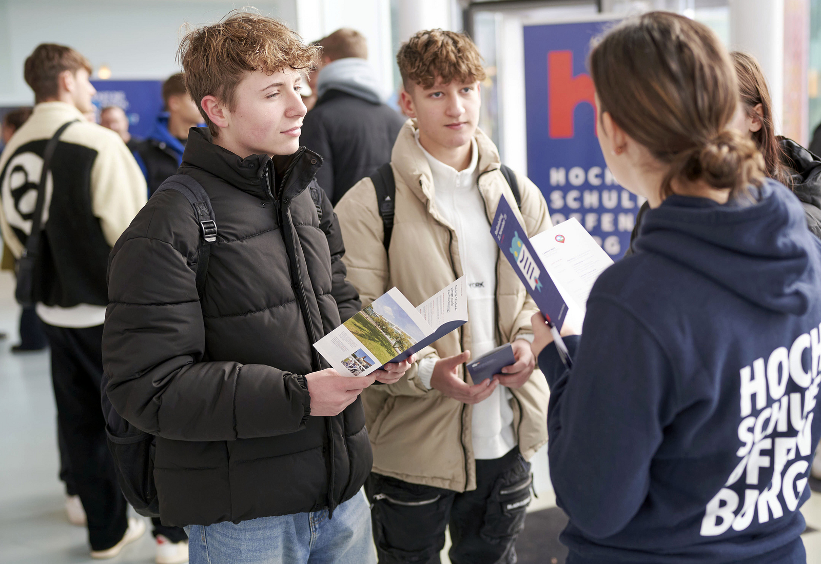 2023-11-23 Web-Meldung Studieninfotag Gespräch Schüler im Gespräch mit Hochschulmitarbeiterin