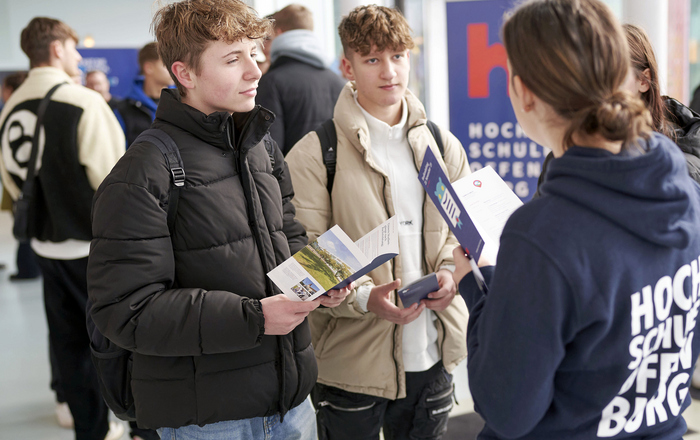 Schüler im Gespräch mit Hochschulmitarbeiterin