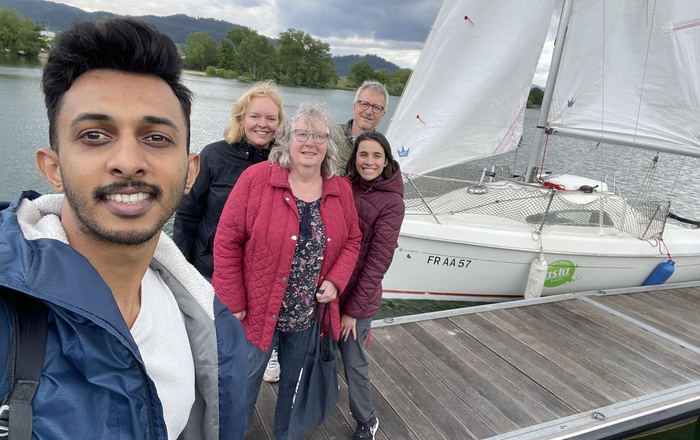 Selfie der Teilnehmenden vor dem Segelboot
