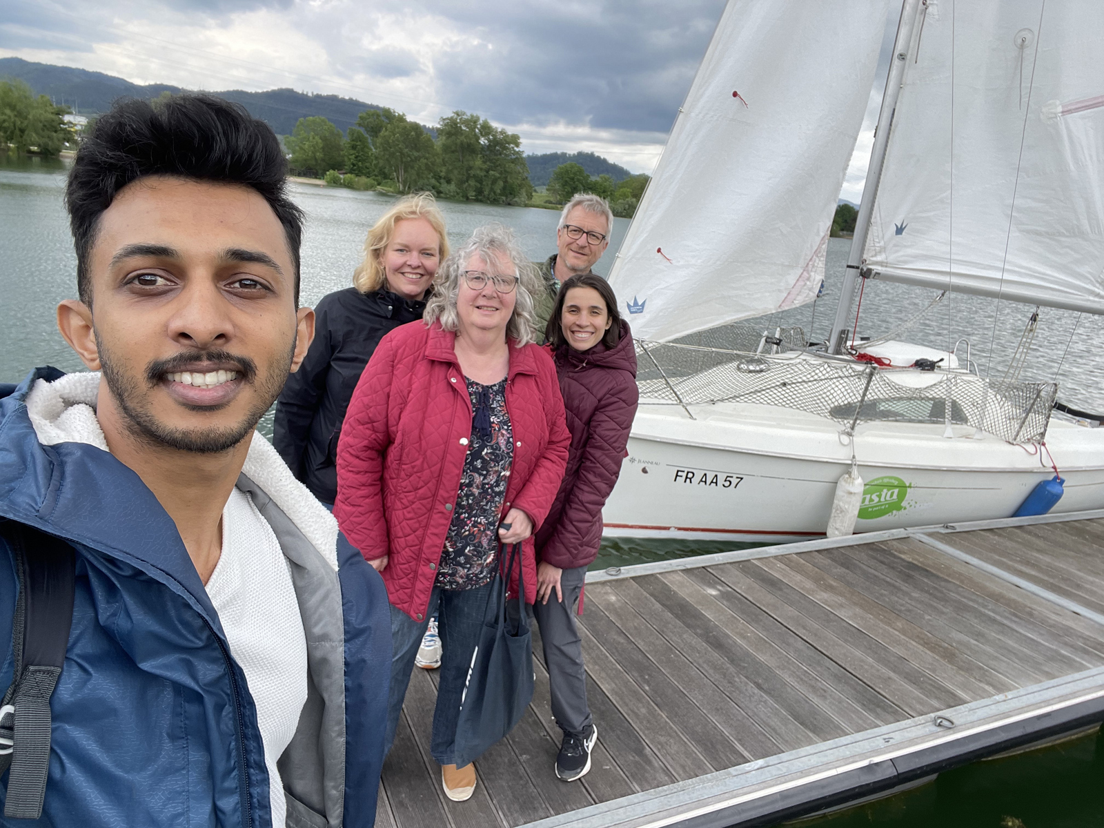 Selfie der Teilnehmenden vor dem Segelboot