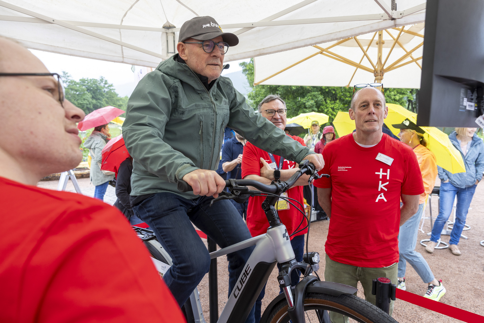 Mann auf dem E-Bike-Simulator