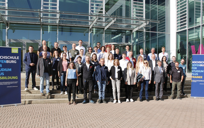 Gruppenfoto Netzwerktreffen StudiumPLUS 2023 mit Teilnehmenden aus Berufsschulen, IHK, Kooperationsunternehmen und Hochschule, 