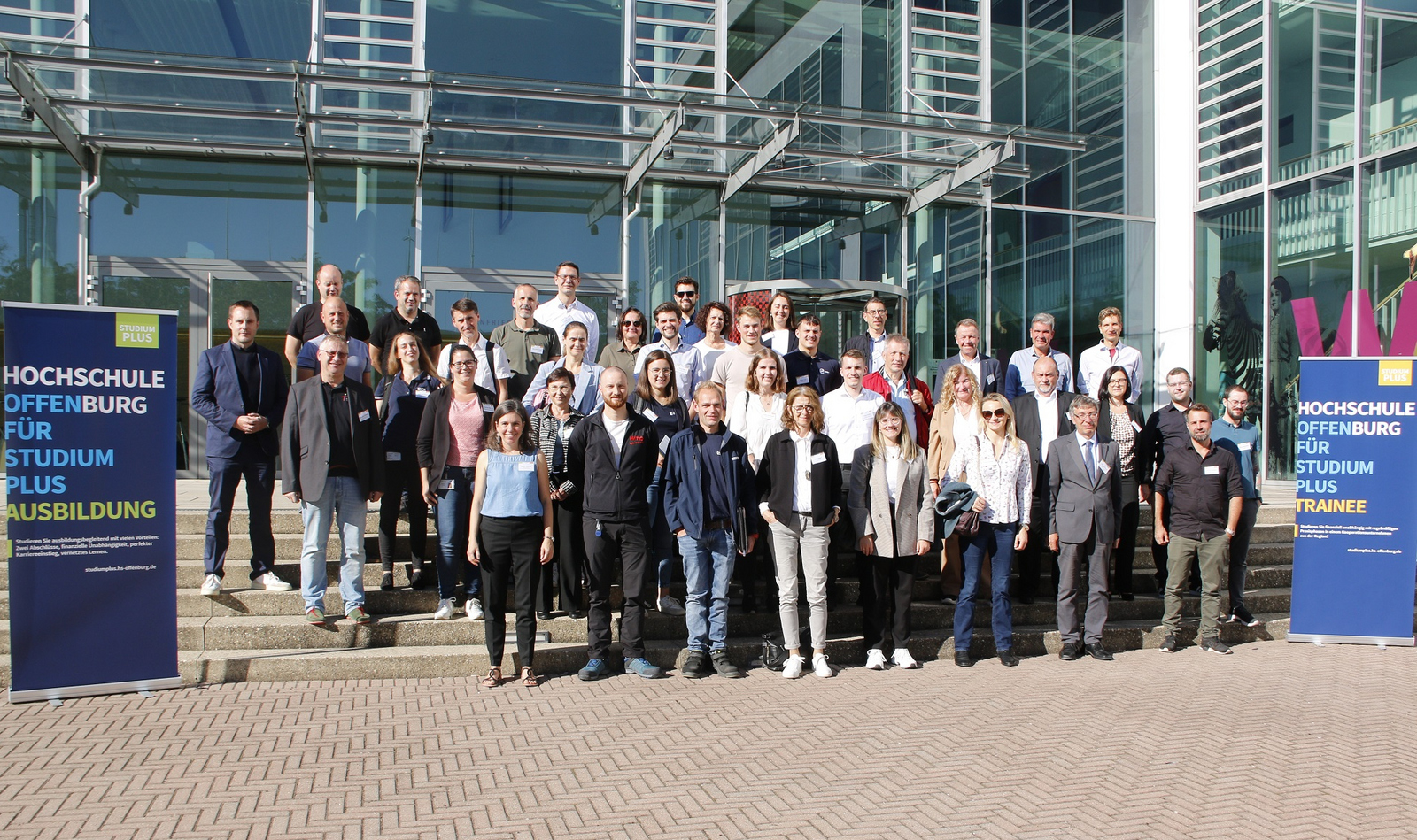 Gruppenfoto Netzwerktreffen StudiumPLUS 2023 mit Teilnehmenden aus Berufsschulen, IHK, Kooperationsunternehmen und Hochschule, 