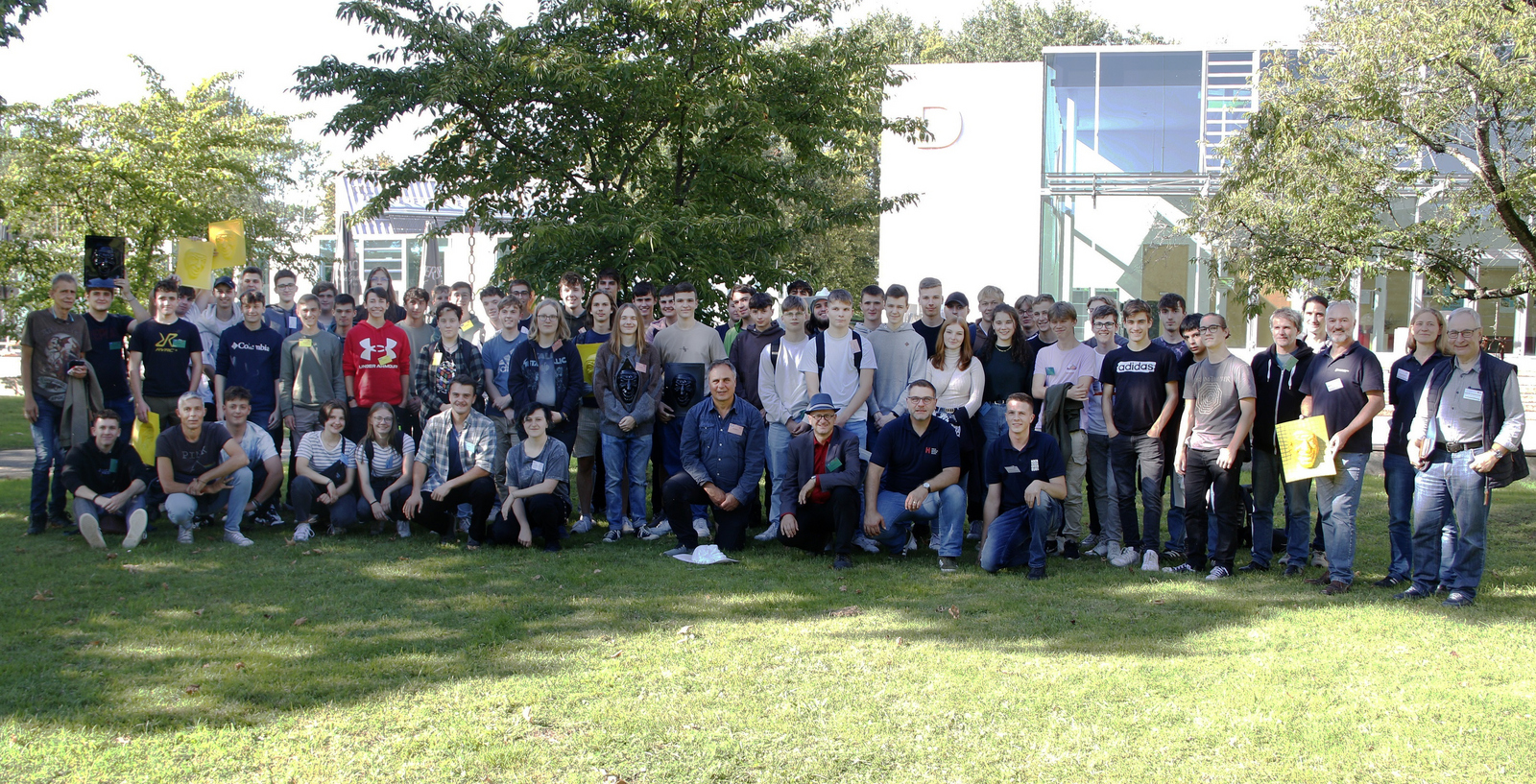 Gruppenfoto auf der Wiese vor Gebäude D