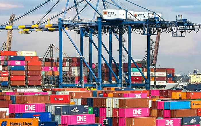 Kräne und Seecontainer in einem Hafen