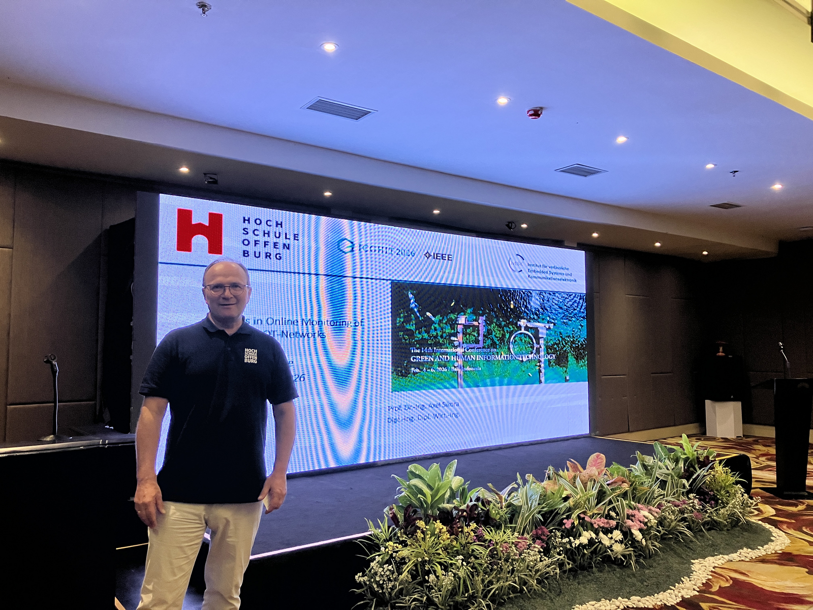 eine Person vor einer Leinwand