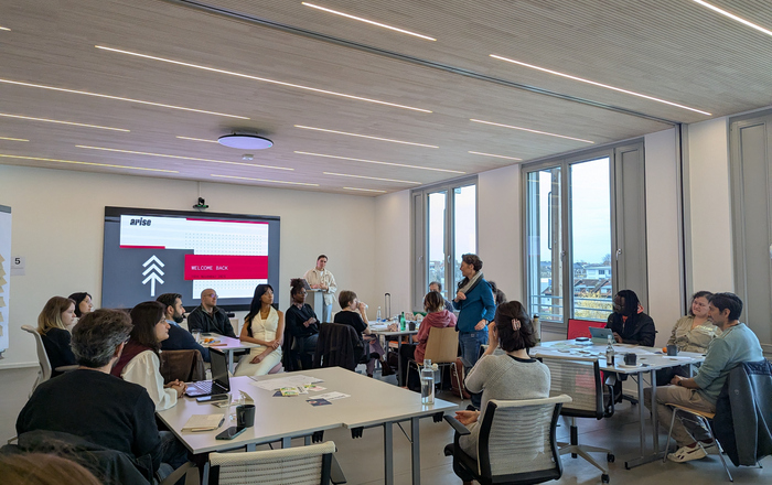Gruppenfoto der teilnehmenden Teams beim Workshop über Nachhaltigkeit, lächelnd und mit ihren Projektpräsentationen.