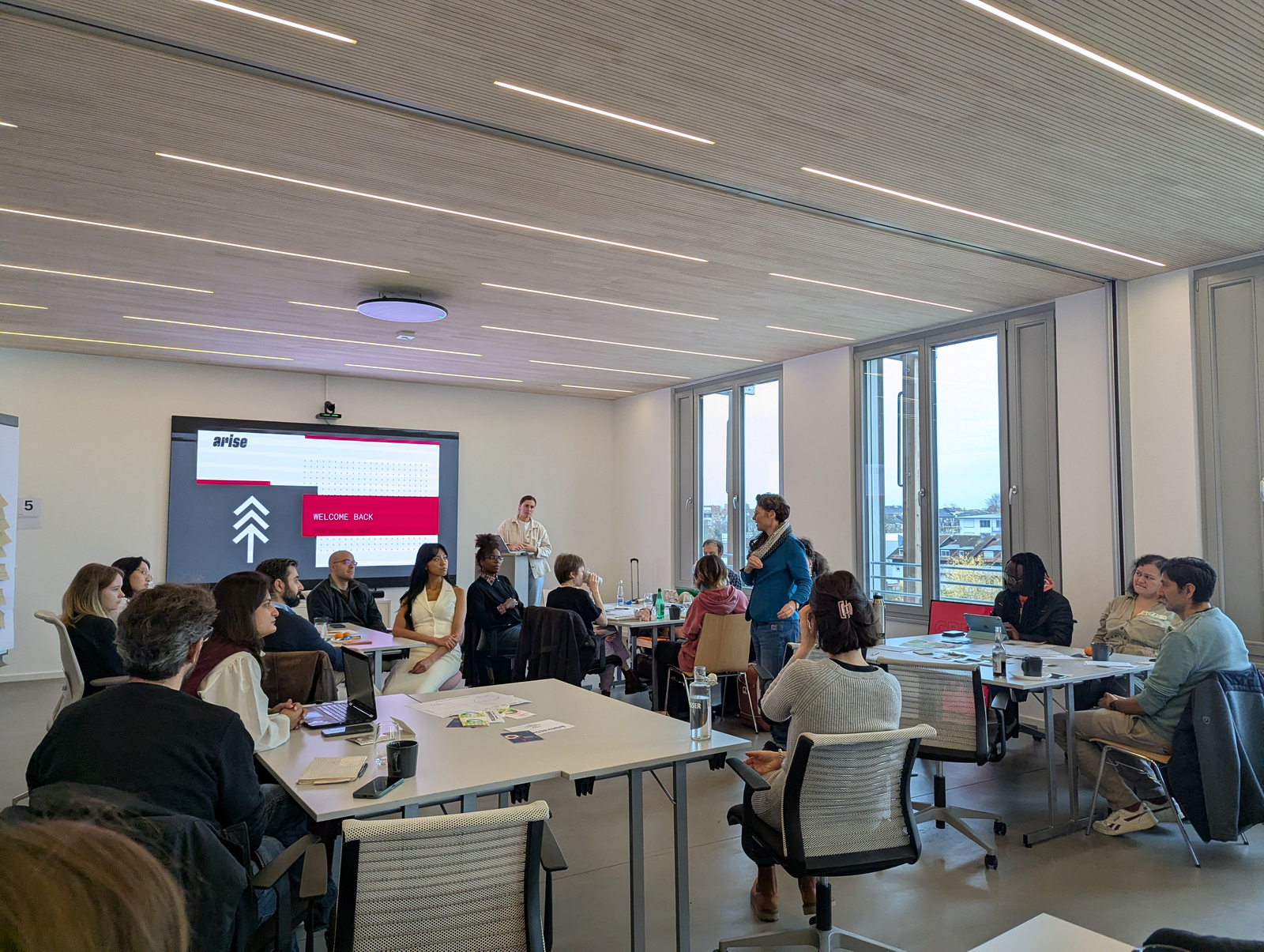 Gruppenfoto der teilnehmenden Teams beim Workshop über Nachhaltigkeit, lächelnd und mit ihren Projektpräsentationen.