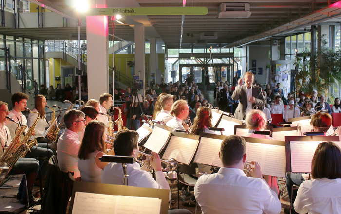 Blick übers Orchester aufs Publikum