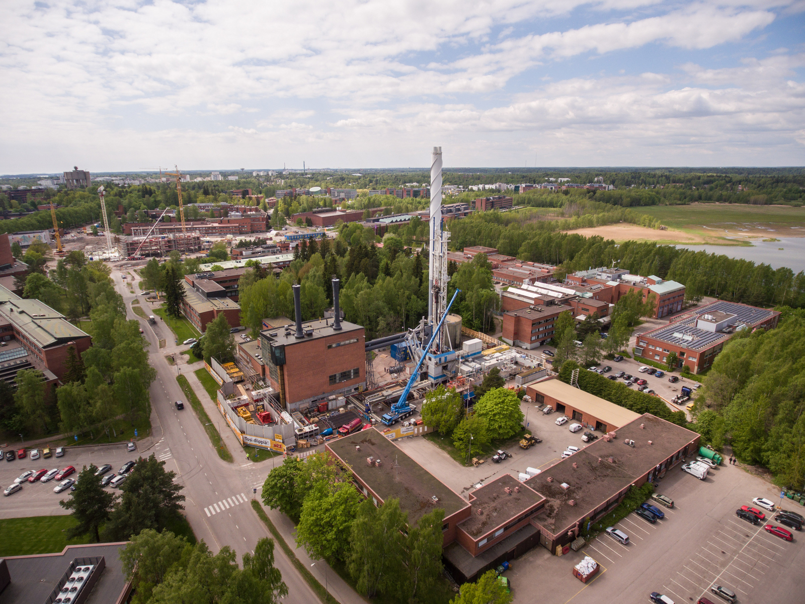 Luftbild von der Bohranlage und der Universität