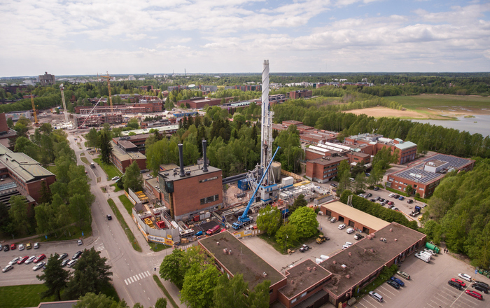 Luftbild von der Bohranlage und der Universität