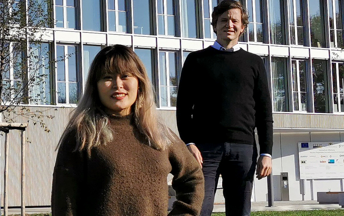 Projektmitarbeiterin Hanhee Kim (links) und Projektleiter Niklas Hartmann (rechts) stehen auf der Wiese vor dem RIZ-Energie.nd Projektleiter an der Hochschule Offenburg für IND-E. 