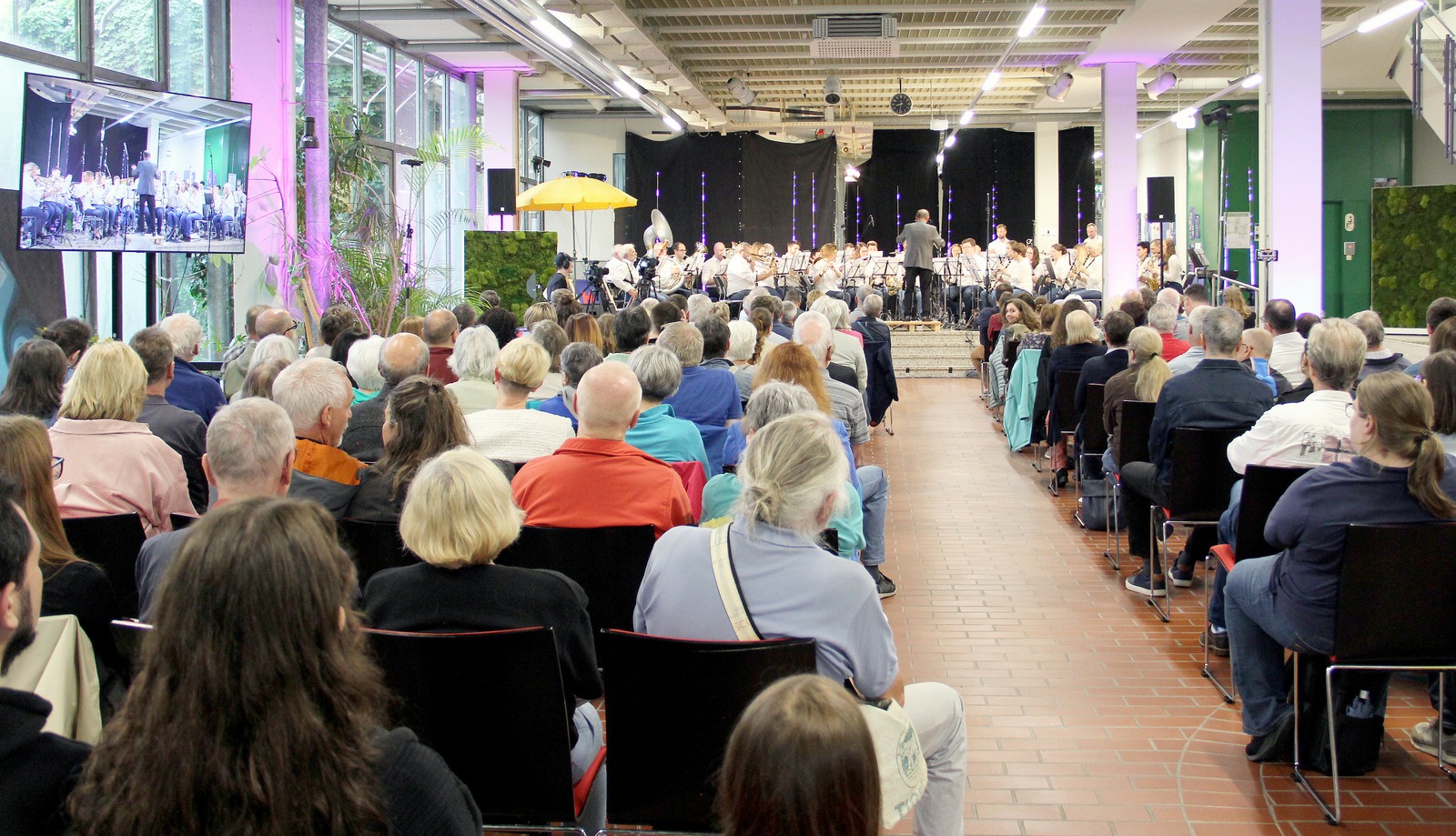 Blick übers Publikum aufs Orchester
