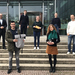 Kanzler Bülent Tarkan, Gewinner René Behmann, der stellvertretende Nachhaltigkeitsbeauftragte Niklas Hartmann, die Zweit- und Drittplatzierten Kathrin Grusa und Simone Schede, Jana Gebhardt von der AG Nachhaltigkeit und der Nachhaltigkeitsbeauftragte Daniel Kray stehen vor dem D-Gebäude.