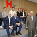 Gruppenfoto der Beteiligten auf der neuen spanischen Treppe in Holzlamellenoptik sitzend beziehungsweise davor stehend