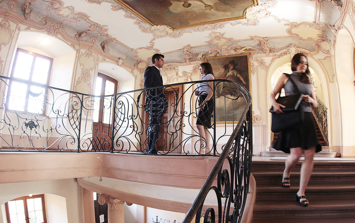 Studierende auf der Treppe im Gengenbacher Kloster