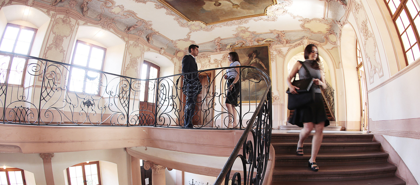 Studierende auf der Treppe im Gengenbacher Kloster