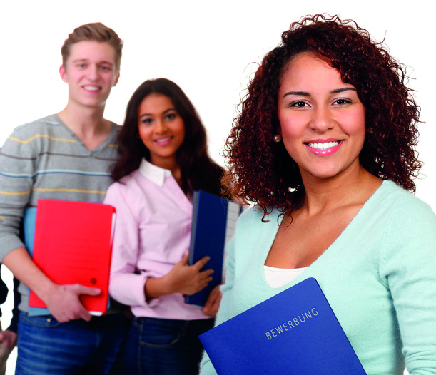 Eine Gruppe junger Menschen mit Bewerbungsmappen
