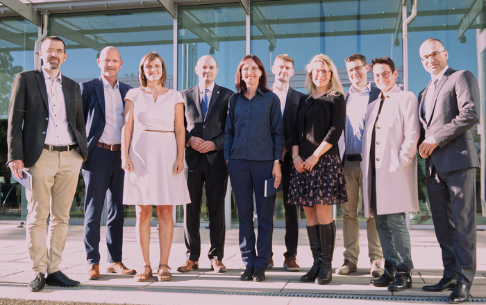 Gruppenbild der neuen Professorinnen und Professoren mit Rektor und Kanzler vor dem D-Gebäude.