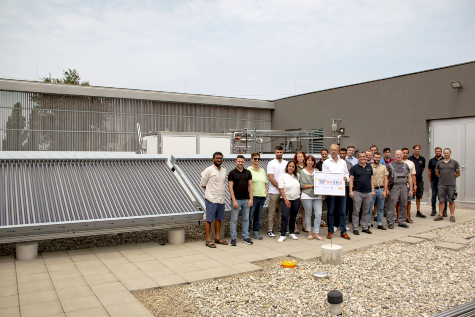 Gruppenfot aller Anwesenden vor den Mega-Kollektoren