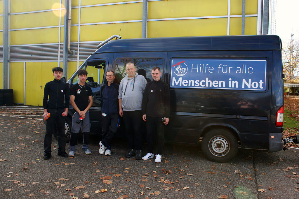5._Vor_der_Abfahrt__Andreas_Hafke-Otto__M.__von_der_Technischen_Abteilung_der_Hochschule_mit_den_ehrenamtlichen_Helfern__v.l.__Mohamad_Alghazi__Firas_Almohammad__beide_Syrien__und__v.r.__Vladyslav_Kalchuk__Ukraine___Andreas_Lehner__Weiden_