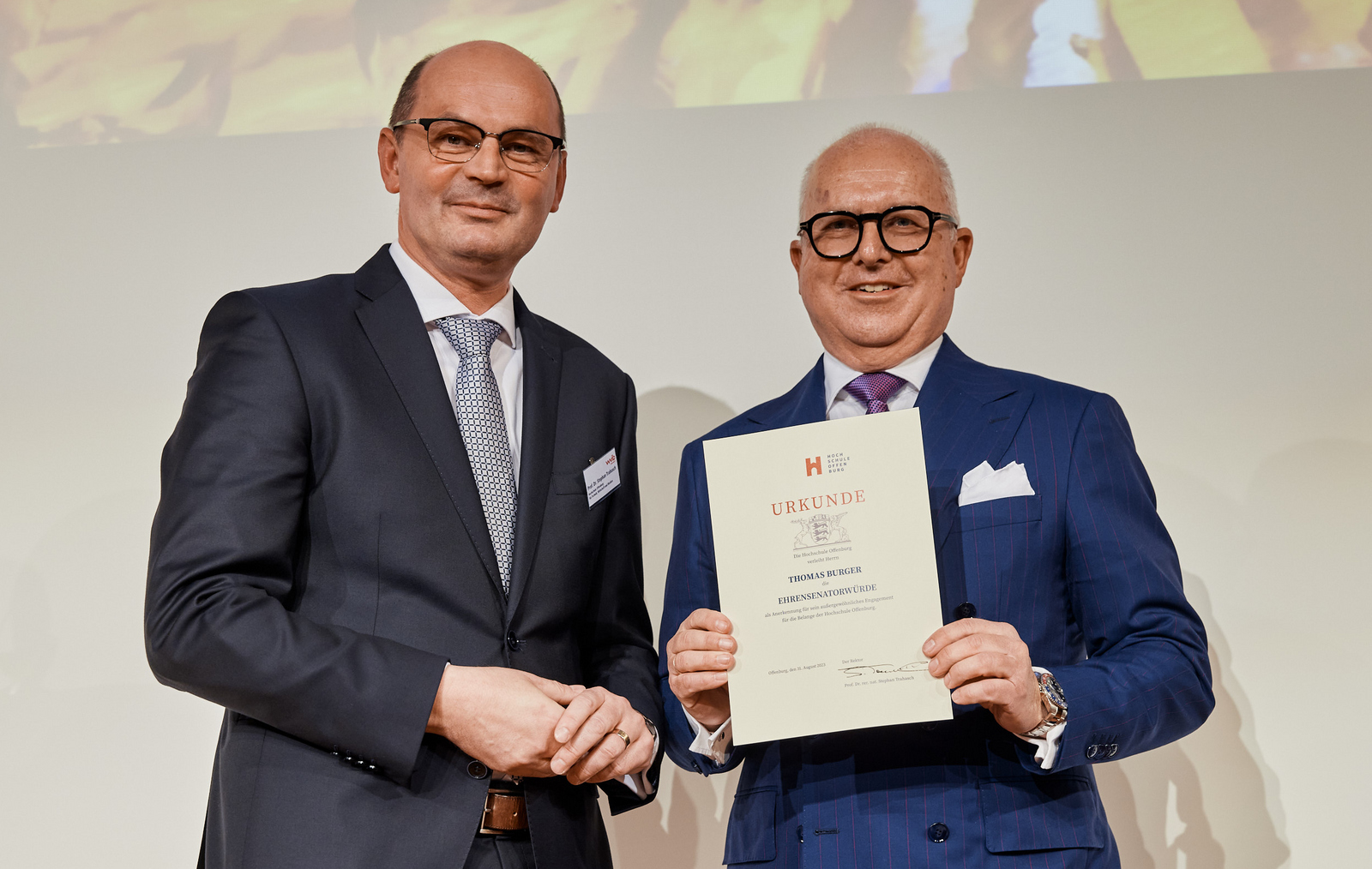 Stephan Trahasch (links) und Thomas Burger (rechts) stehen nebeneinander auf der Bühne.