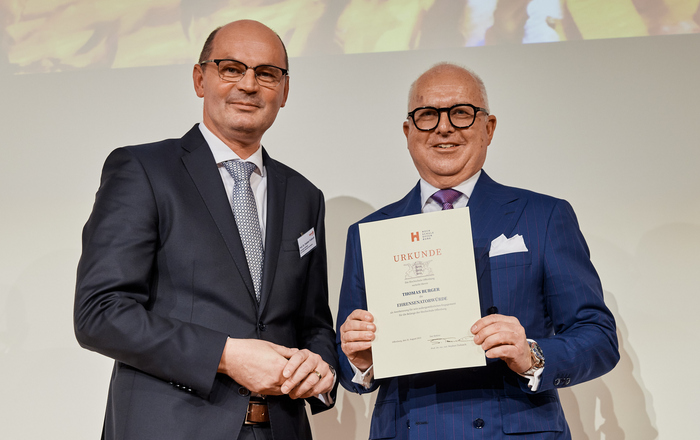 Stephan Trahasch (links) und Thomas Burger (rechts) stehen nebeneinander auf der Bühne.