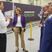Doktorand Nikolai Hangst mit Landeswissenschaftsministerin Petra Olschowski und Rektor Prof. Dr. Stephan Trahasch im Gespräch an der 22,5 Meter lange Roboterachse im Work-Life Robotics Institut.