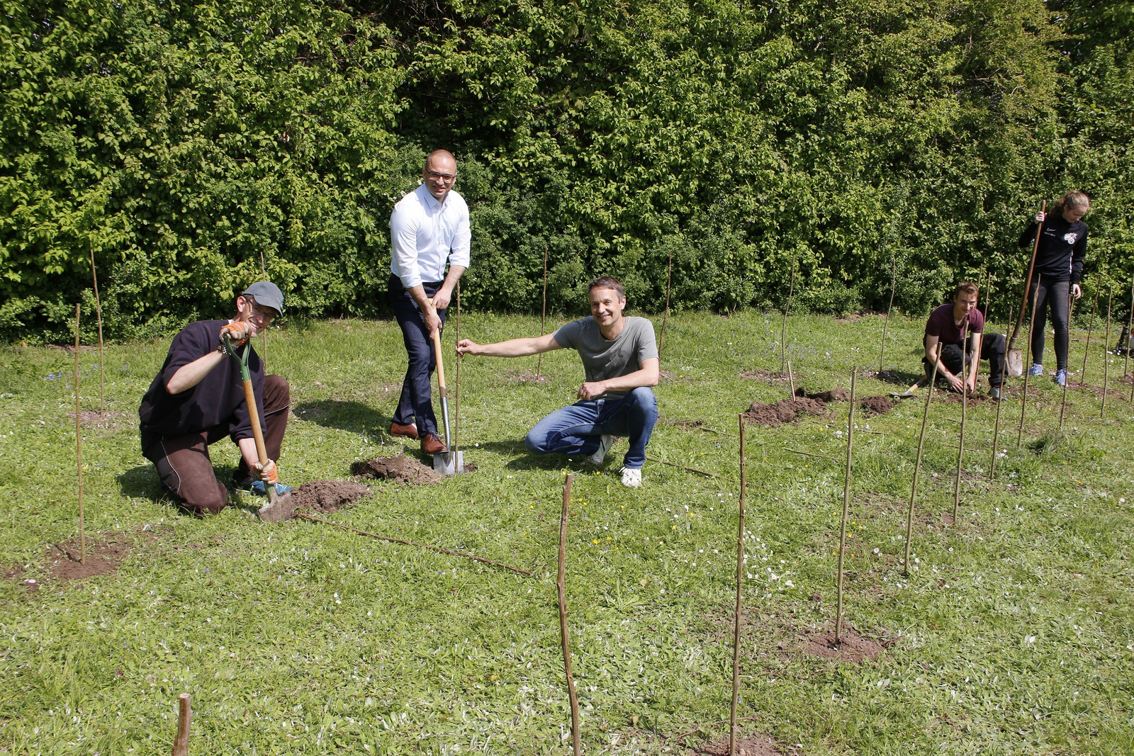 Christopher Morhart, Assistent am Lehrstuhl für Waldwachstum und Dendroökologie der Albert-Ludwigs-Universität Freiburg, sowie von der Hochschule Offenburg Kanzler Bülent Tarkan, der Nachhaltigkeitsbeauftragte Prof. Dr. Daniel Kray, Doktorand Jannis Grafmüller und die Medizintechnik-Studentin Elisa Weber pflanzen Bäume