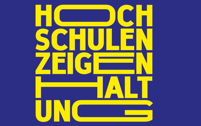 Gelber Schriftzug Hochschulen zeigen Haltung auf blauem Grund