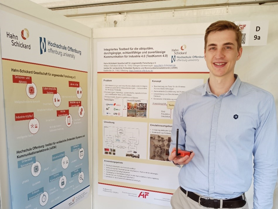 Fabian Sowieja, M.Sc., vor dem TestKomm4.0-Ausstellungsstand am Innovationstag Mittelstand in Berlin