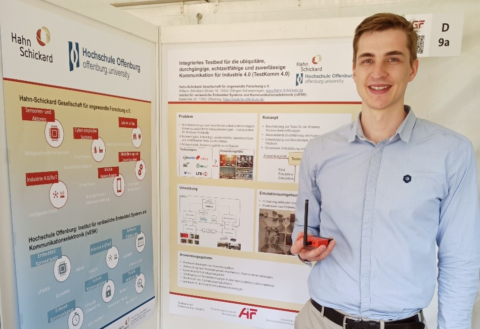 Fabian Sowieja, M.Sc., vor dem TestKomm4.0-Ausstellungsstand am Innovationstag Mittelstand in Berlin