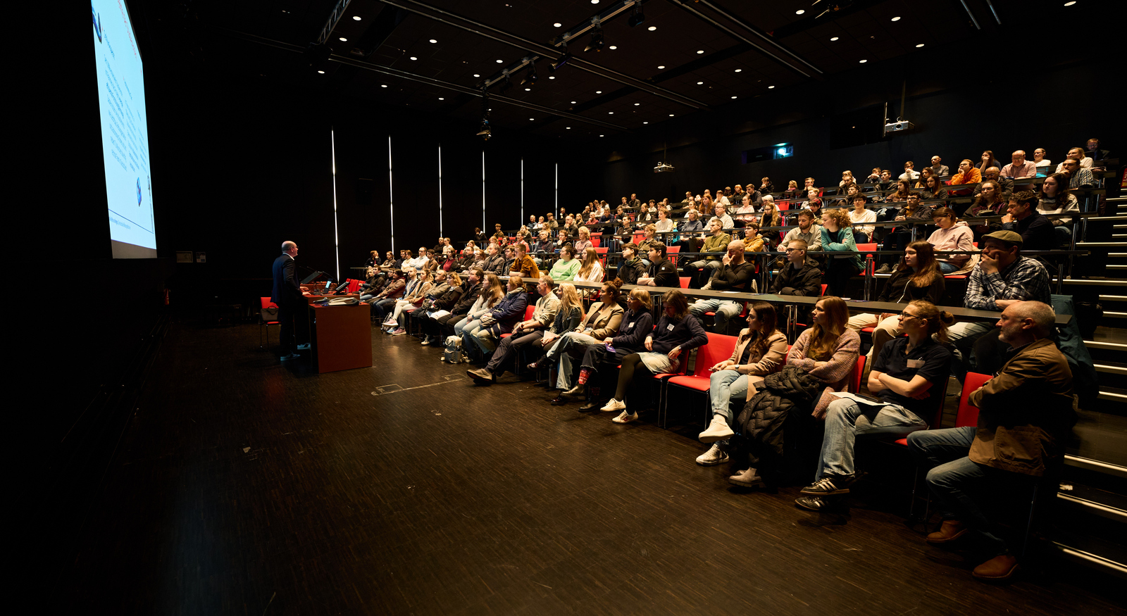 Menschen im Saal D001