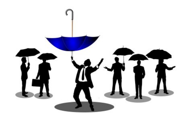 gezeichnete Menschen mit Regenschirmen, eine Person hält den Regenschirm falsch rum