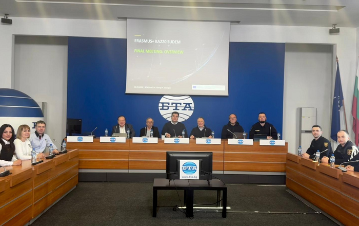 12 Personen an U-Form Pulten sitzend