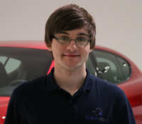 Porträt Nico Koller Mechatronik Student vor Auto