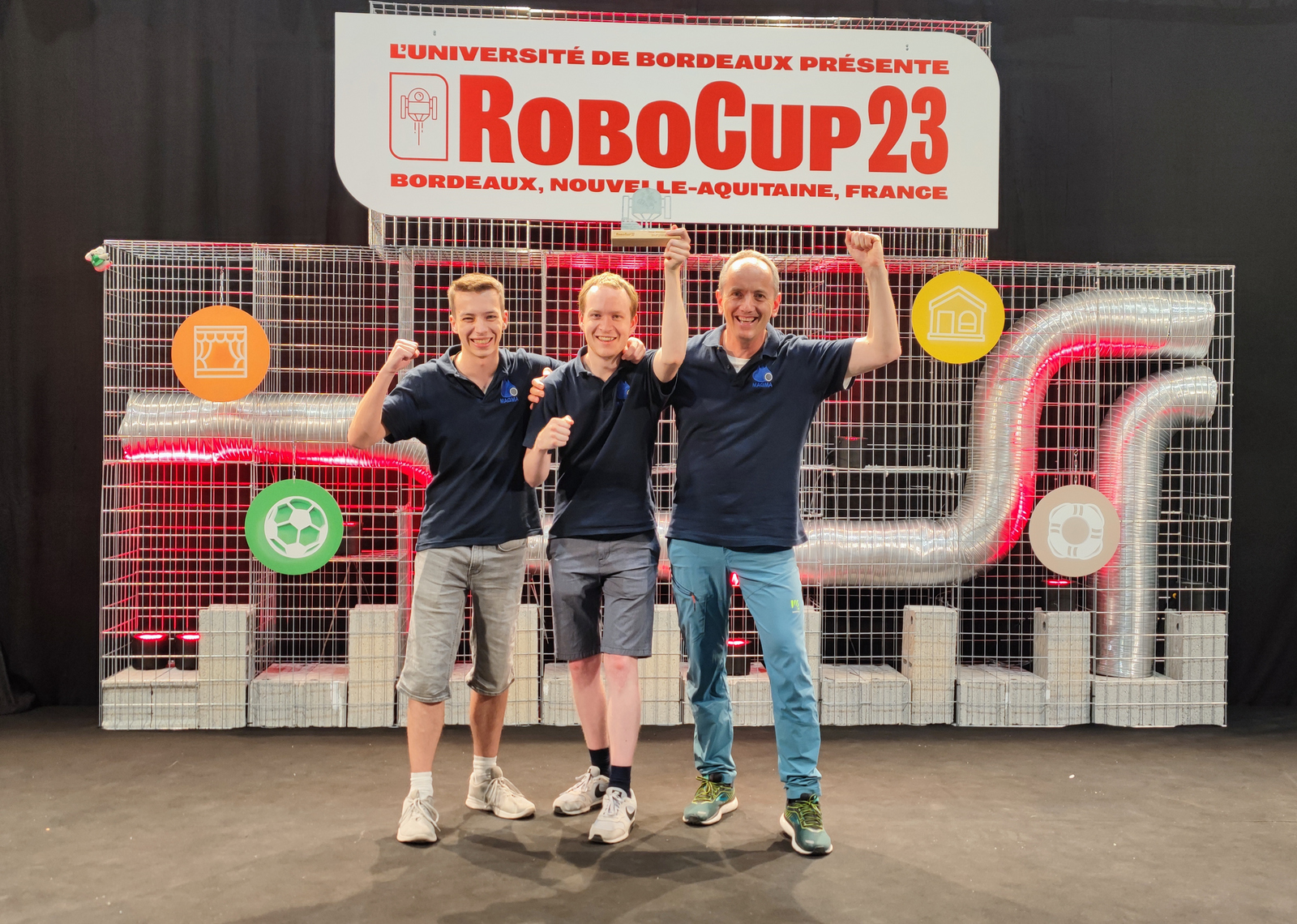 Jubelndes Team Magma bei der Siegerehrung