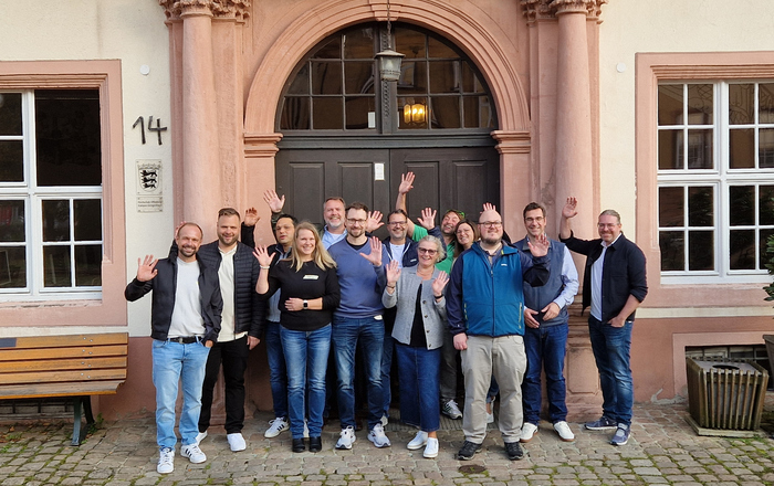 Gruppenfot vor dem Klostereingang