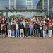 Gruppenfoto auf der Treppe vor dem D-Gebäude