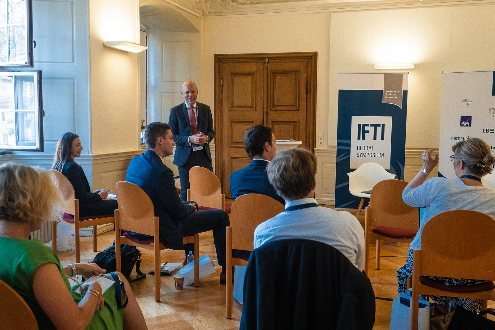 Prof. Dr. Andreas Klasen, scientific director of the IfTI and Visiting Scholar at the University of Oxford, with participants at the Symposium 2020.