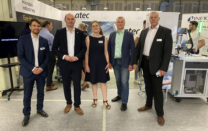 Gruppenbild am Messestand von atec