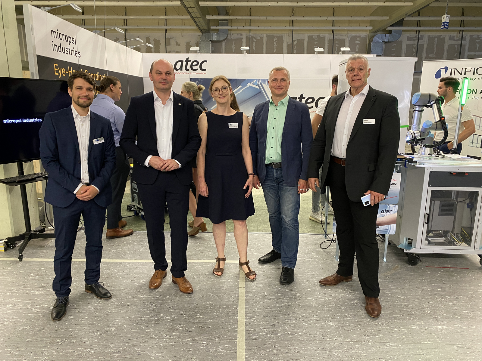 Gruppenbild am Messestand von atec