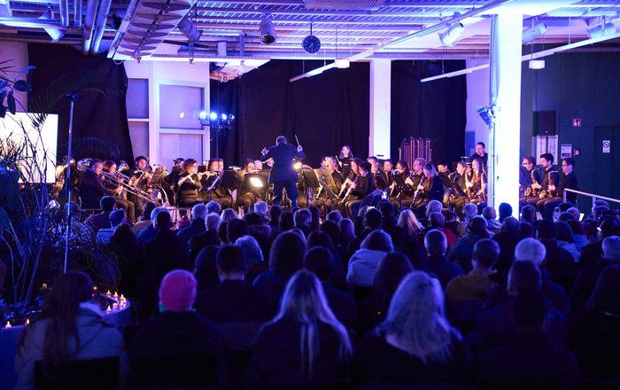 Blick von hinten über das Publikum hinweg auf das Orchester
